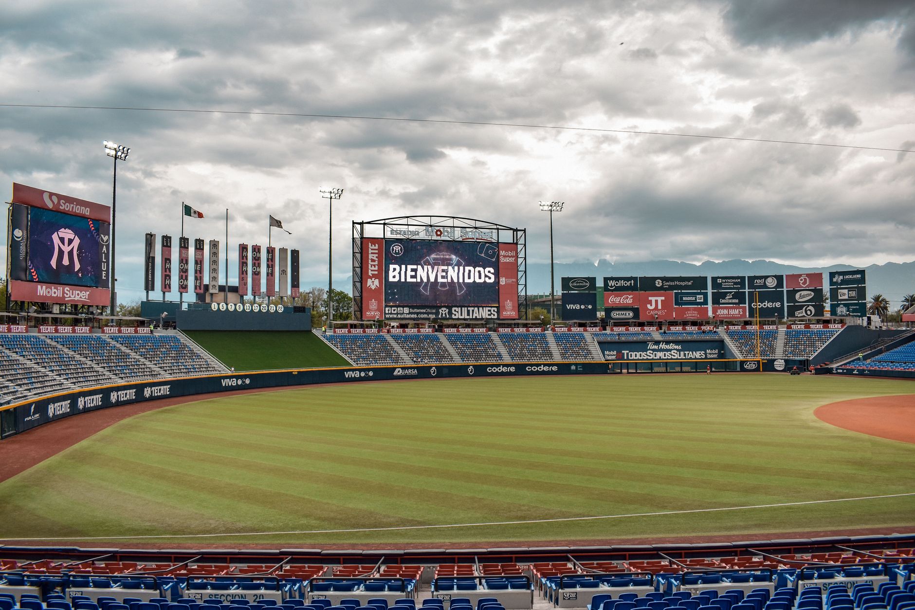 Cobertura deportiva mexicana: especulación futbolera versus logros latinos reales en MLB