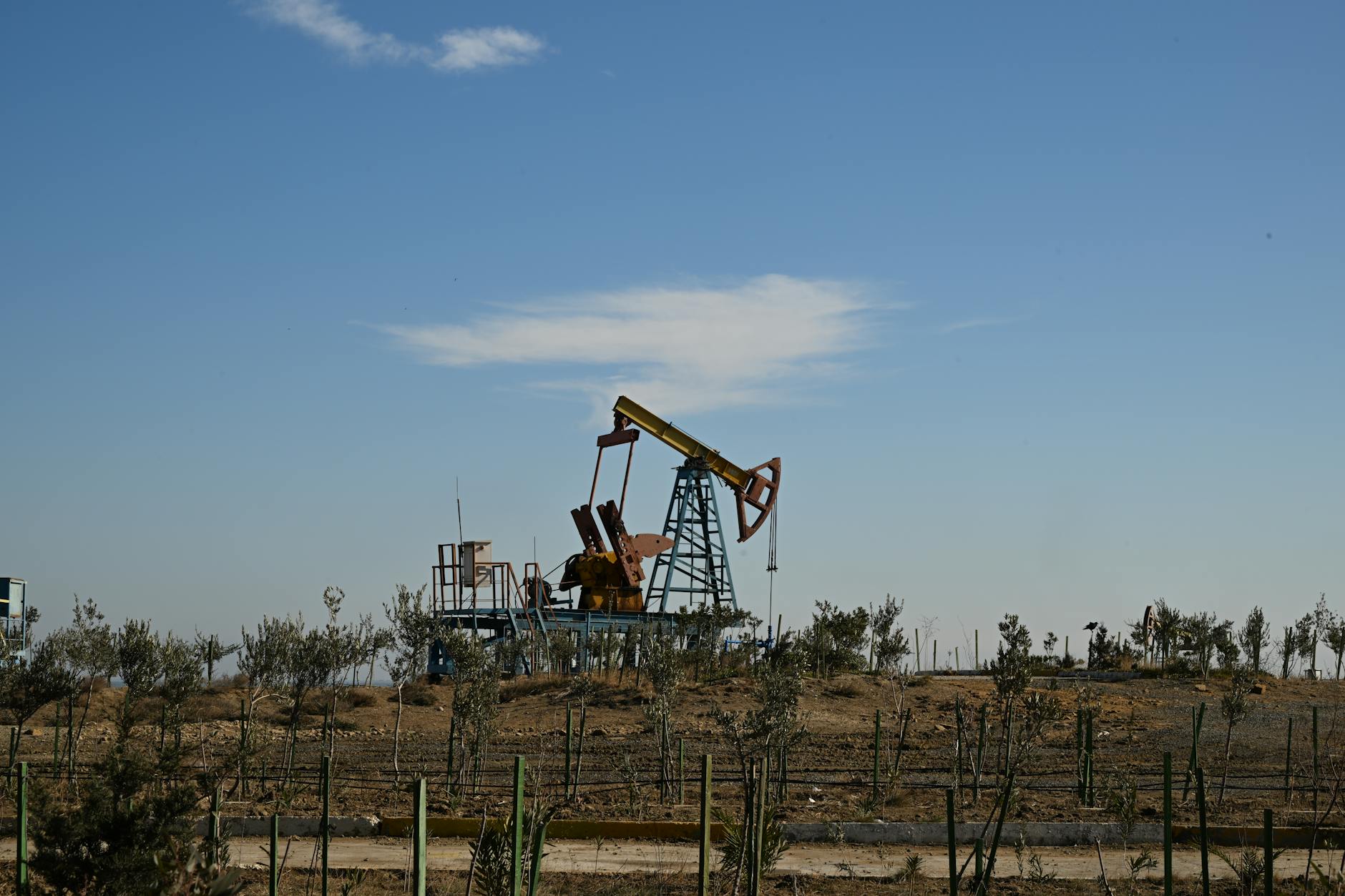 Guerra en Irán dispara petróleo sobre $100 y desploma mercados