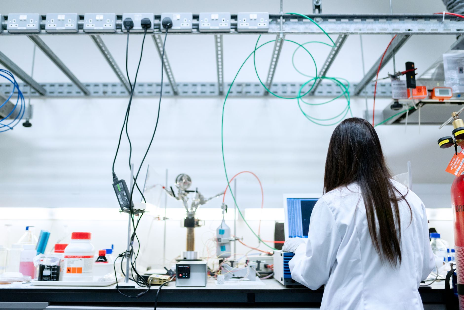 IA en ciencia: la promesa de Gates sin evidencia verificable