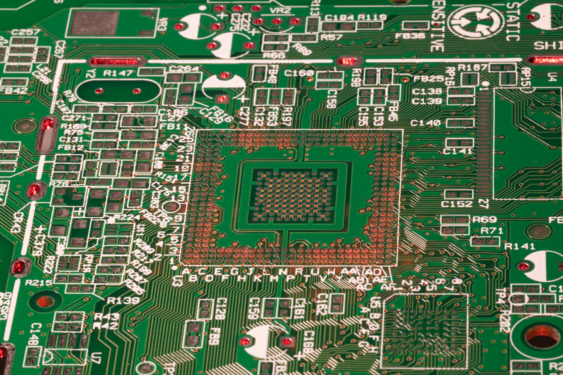 IBM anuncia chip sub-1nm mientras IMEC proyecta 0.3nm para 2038: la contradicción que revela los límites de la industria