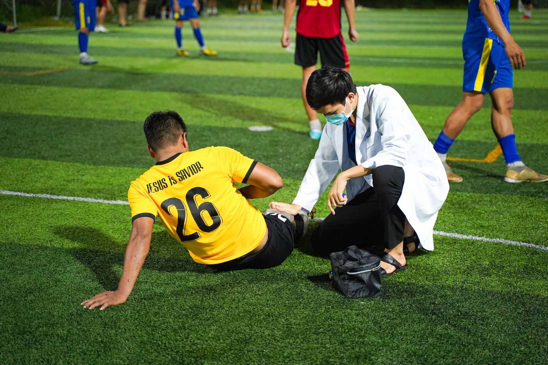 Jugo de pepinillos salva a árbitro alemán en Mundial 2026: FIFA sin protocolo claro para emergencias médicas