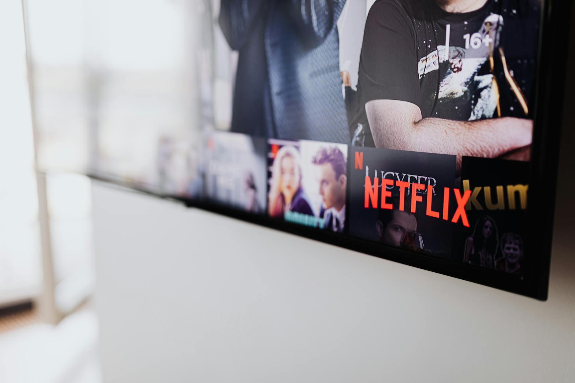 La guerra del streaming: Netflix se fragmenta entre megafusiones y servicios gratuitos que transforman el entretenimiento