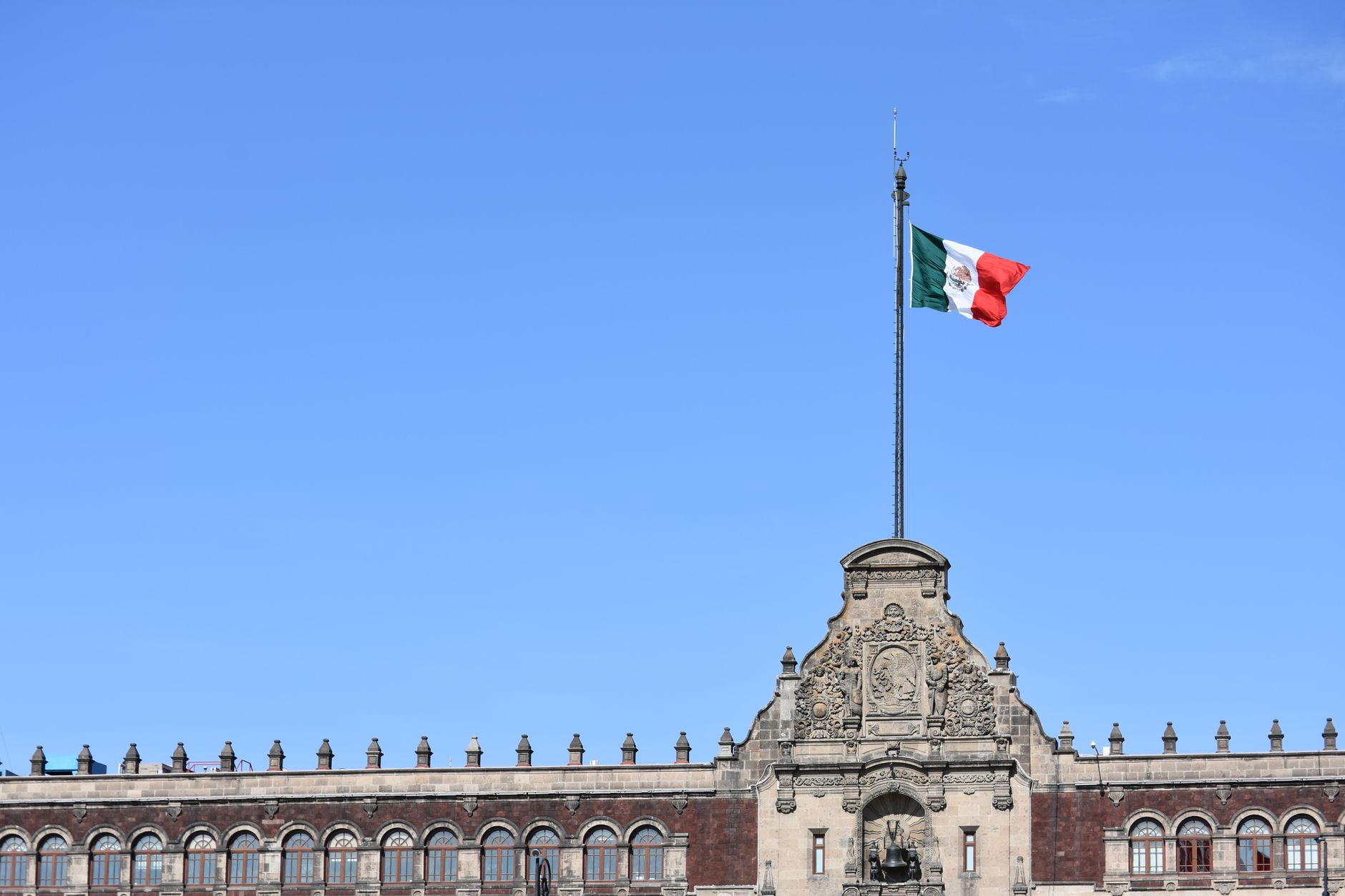México navega presión estadounidense y conflictos internos en agenda política fragmentada