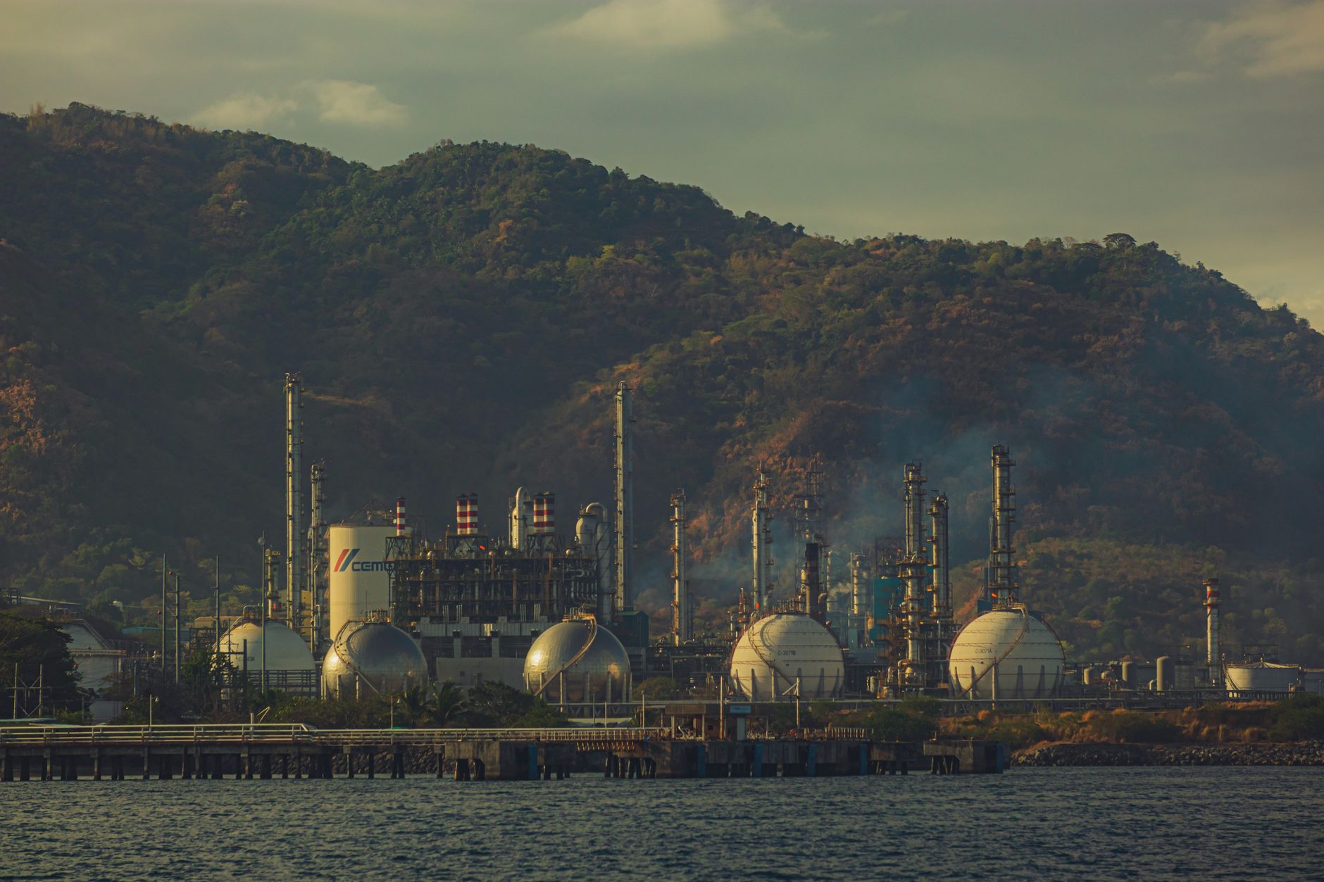 Pemex busca alianza con Petrobras mientras el crudo cae bajo presupuesto