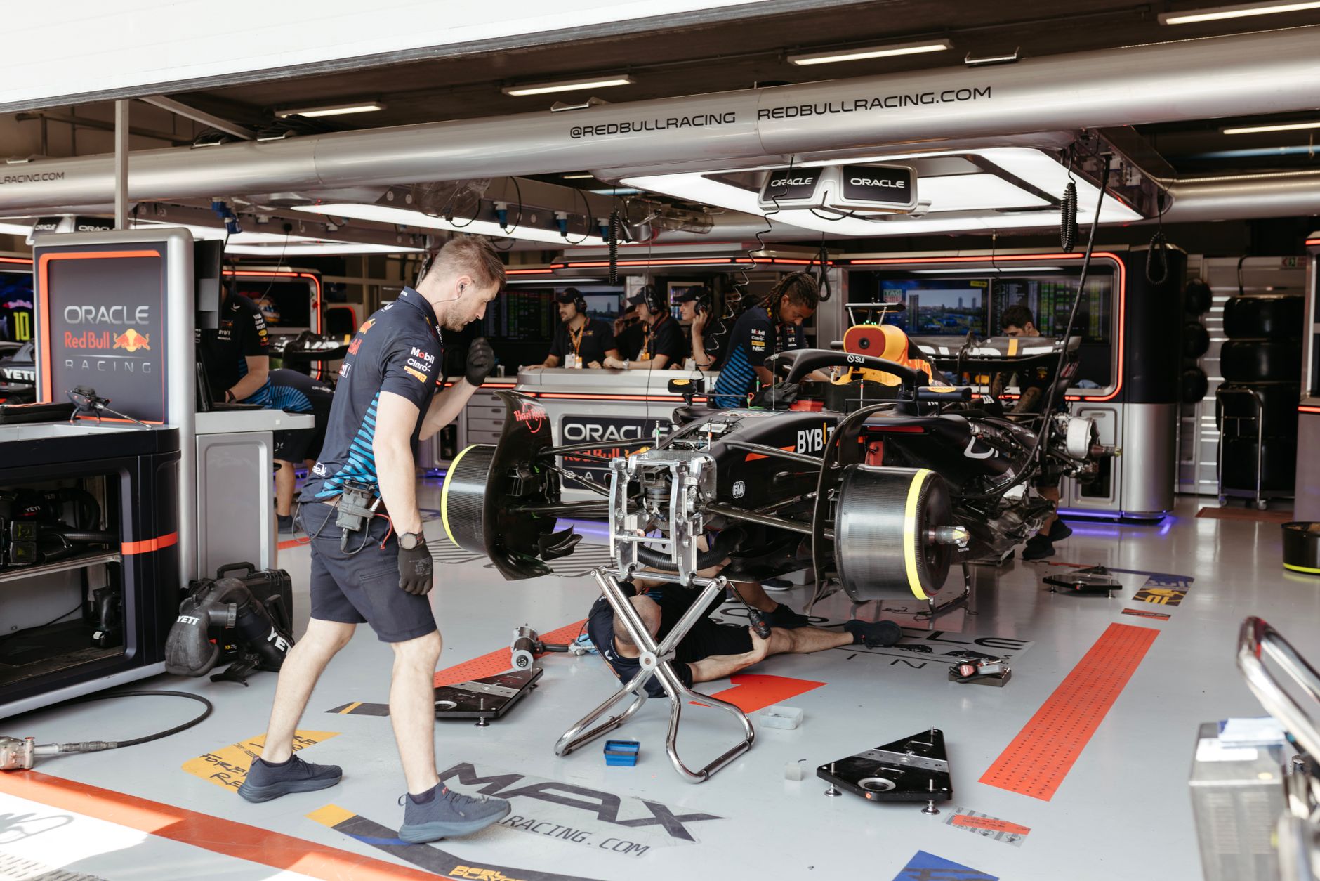 Pilotos reserva y logística extrema: los roles invisibles que sostienen la F1